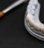 Prețul lucrării se vede pe factură. Costul unei refaceri se împrăștie în programări, timp clinic și încrederea pacientului.