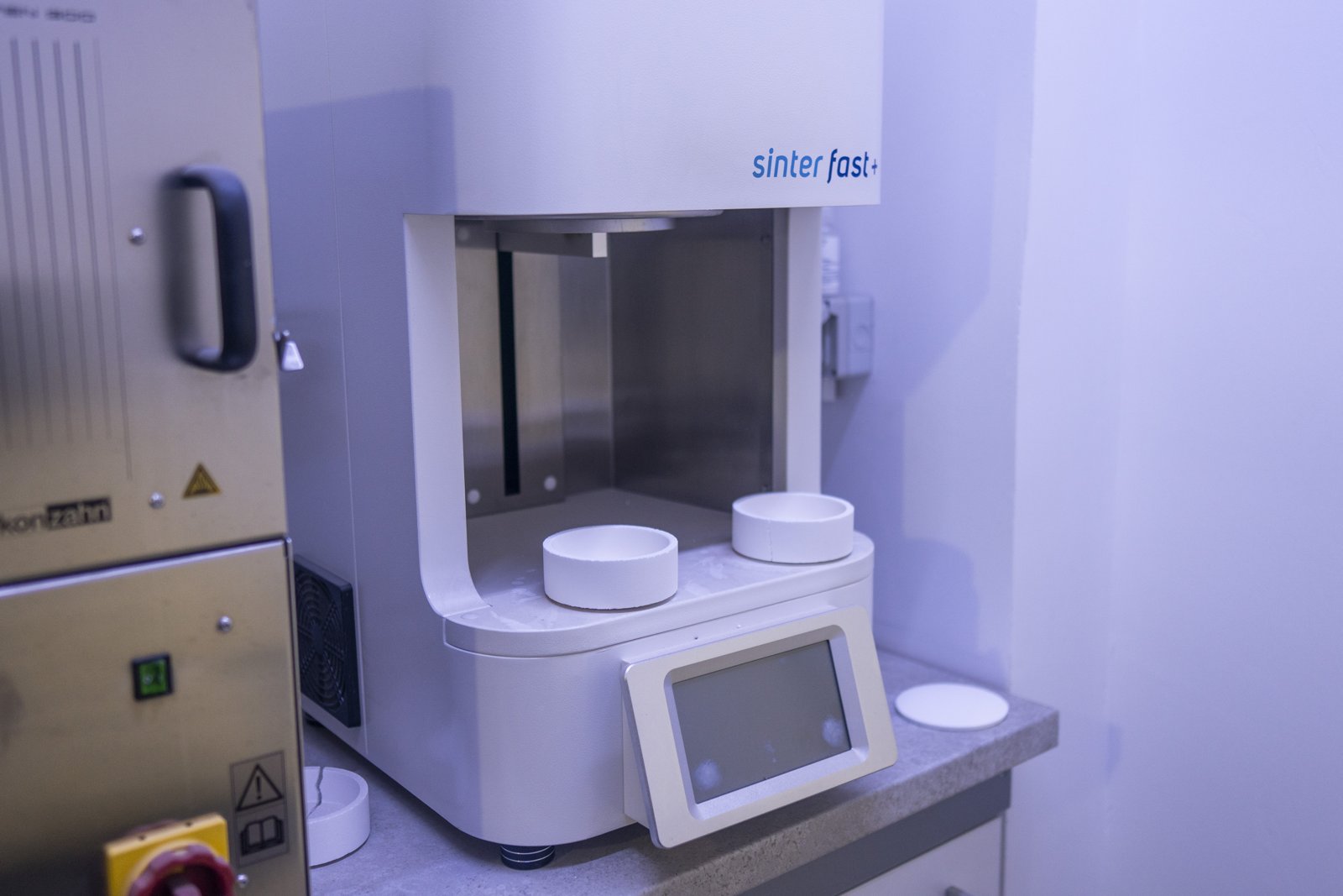 Cuptor de sinterizare pentru restaurări din zirconiu în laboratorul AVL