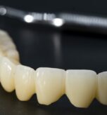 Punte extinsă din zirconiu fotografiată în laborator înainte de livrare