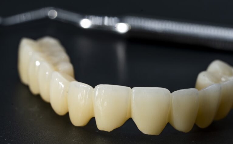 Punte extinsă din zirconiu fotografiată în laborator înainte de livrare