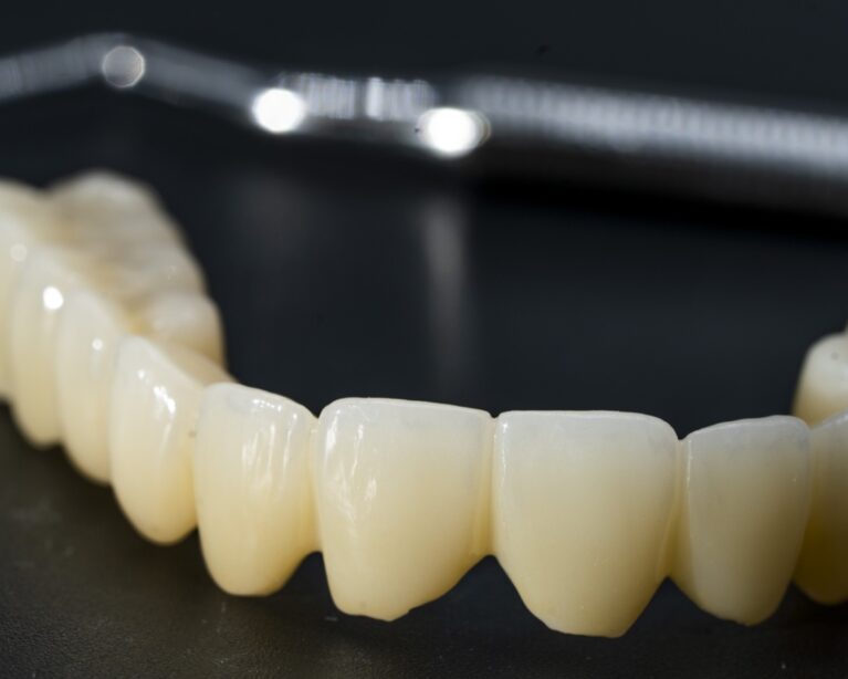Punte extinsă din zirconiu fotografiată în laborator înainte de livrare