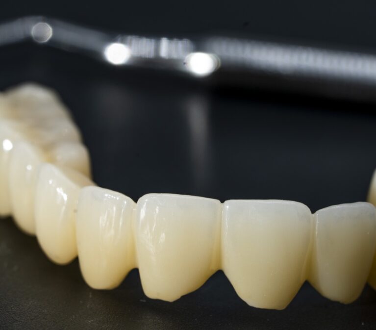 Punte extinsă din zirconiu fotografiată în laborator înainte de livrare