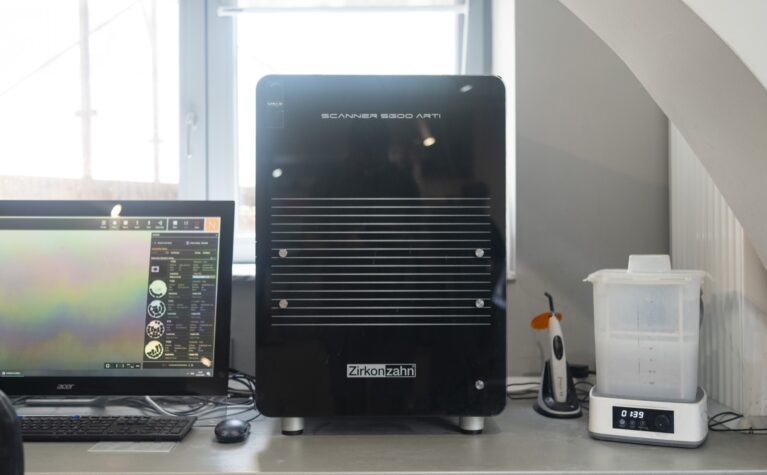 Scanner profesional de laborator și stație CAD pentru digitalizarea modelelor dentare
