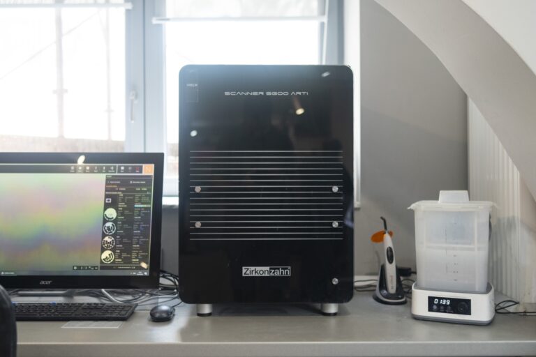 Scanner profesional de laborator și stație CAD pentru digitalizarea modelelor dentare